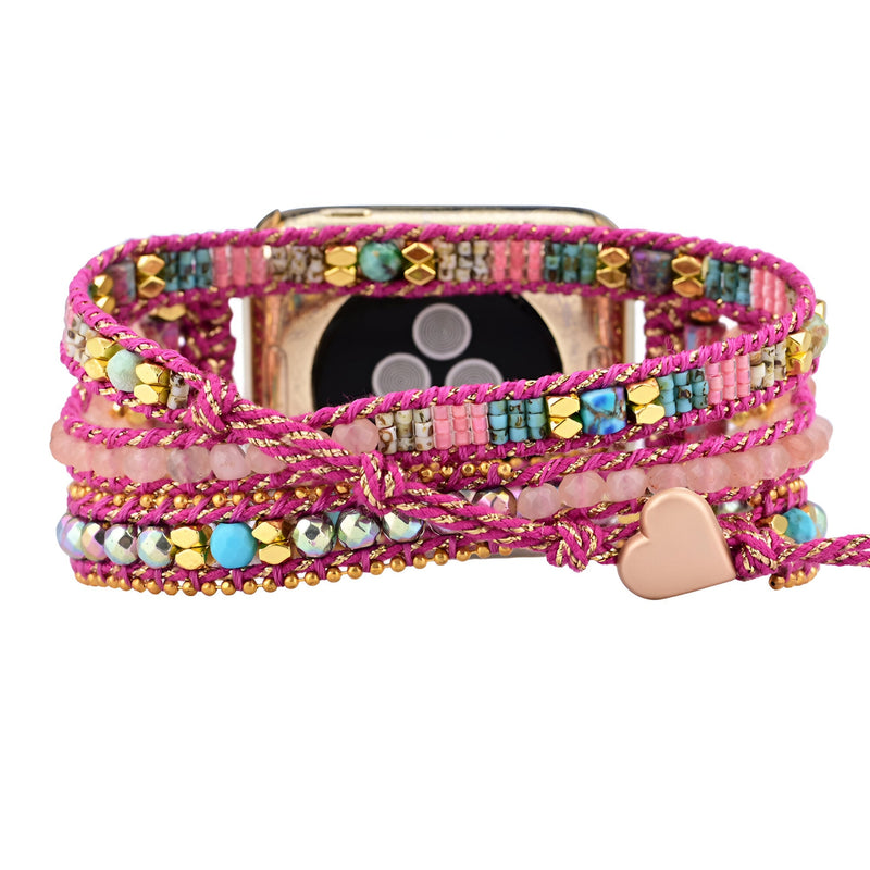 Bracelet Apple Watch en pierres de cristal roses avec fermoir cœur métallisé, style multi-rangs et perles colorées.
