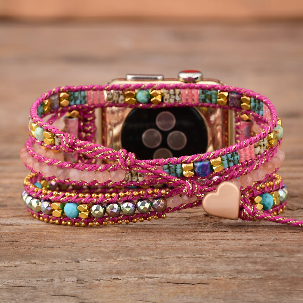 Bracelet Apple Watch femme rose en pierre de cristal avec cœur doré et perles multicolores.