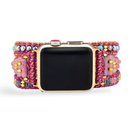 Bracelet Apple Watch rose en pierre de cristal avec perles multicolores et détail tissé.