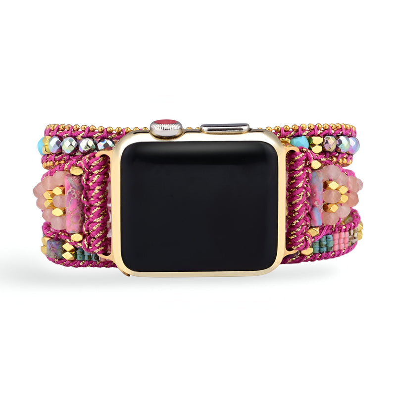 Bracelet Apple Watch rose en pierre de cristal avec perles multicolores et détail tissé.