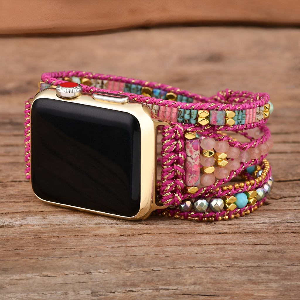 Bracelet Apple Watch rose en pierre de cristal multicolore pour femme, modèle Vayra, style tresse élégante.