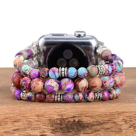 Bracelet pour Apple Watch en pierres naturelles multicolores avec perles turquoise, violet et beige, détails argentés.