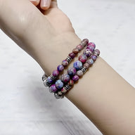 Bracelet Apple Watch Bria femme en pierres naturelles multicolores avec perles métalliques argentées.