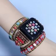 Bracelet Apple Watch femme avec pierres naturelles multicolores et chaîne dorée élégante.