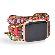 Bracelet Apple Watch femme en pierres naturelles multicolores avec tressage marron et détails rouges et bleus.