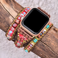 Bracelet Apple Watch multicolore en pierres naturelles avec tressage marron et chaîne dorée élégante.
