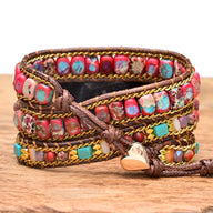 Bracelet Apple Watch femme en pierres naturelles multicolores tissé brun avec perles turquoise et rouge et fermoir cœur doré.