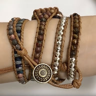 Bracelet Apple Watch femme en pierres naturelles multicolores, fermeture bouton doré, style wrap multiple tours.