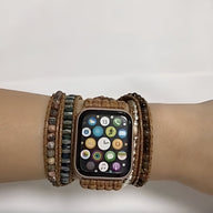 Bracelet Apple Watch Galan pour femme en pierres naturelles multicolores avec maillons en cuir marron.