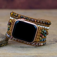 Bracelet Apple Watch femme en pierres naturelles multicolores tissées sur cuir marron.