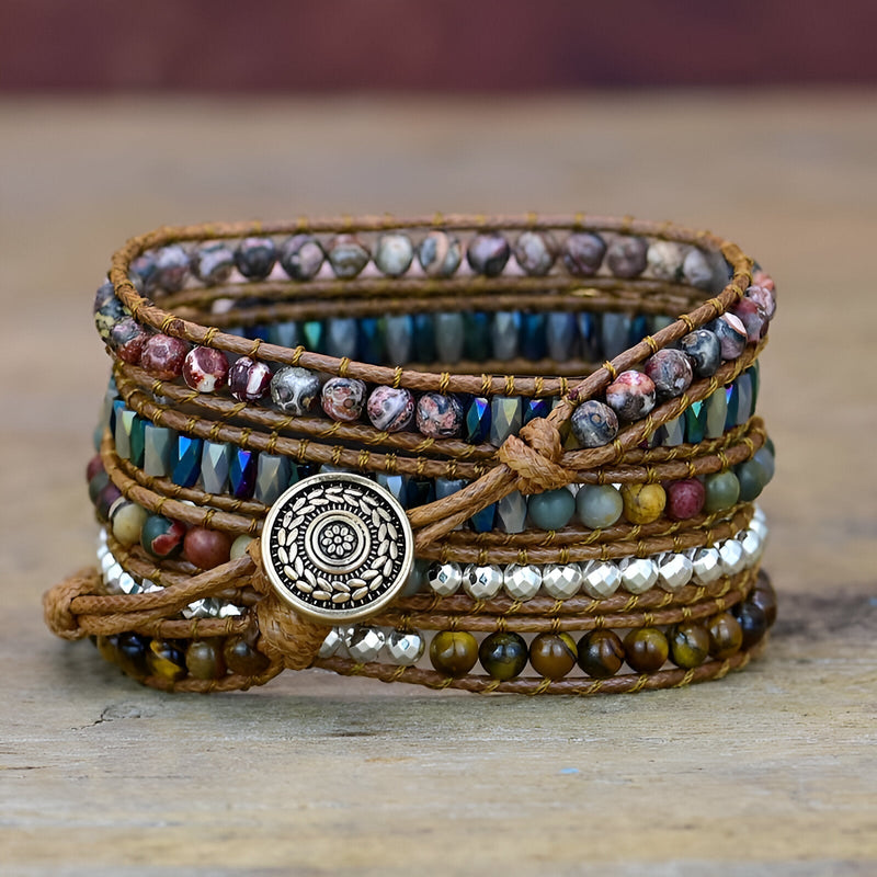 Bracelet Apple Watch multicolore en pierres naturelles avec fermoir bouton gravé, style enveloppant pour femme.