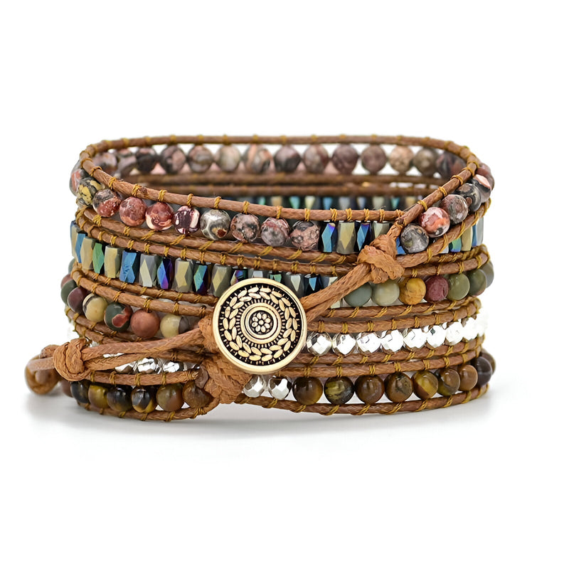 Bracelet pour Apple Watch femme en pierres naturelles multicolores, style wrap avec bouton métallique décoratif.