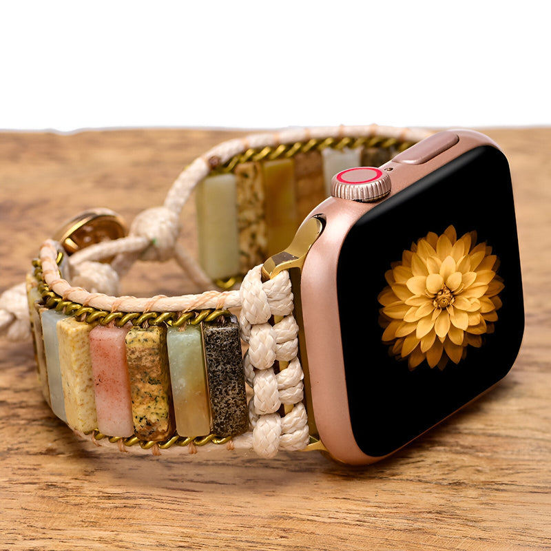 Bracelet Apple Watch femme en pierre naturelle multicolore avec tissage macramé beige et or.
