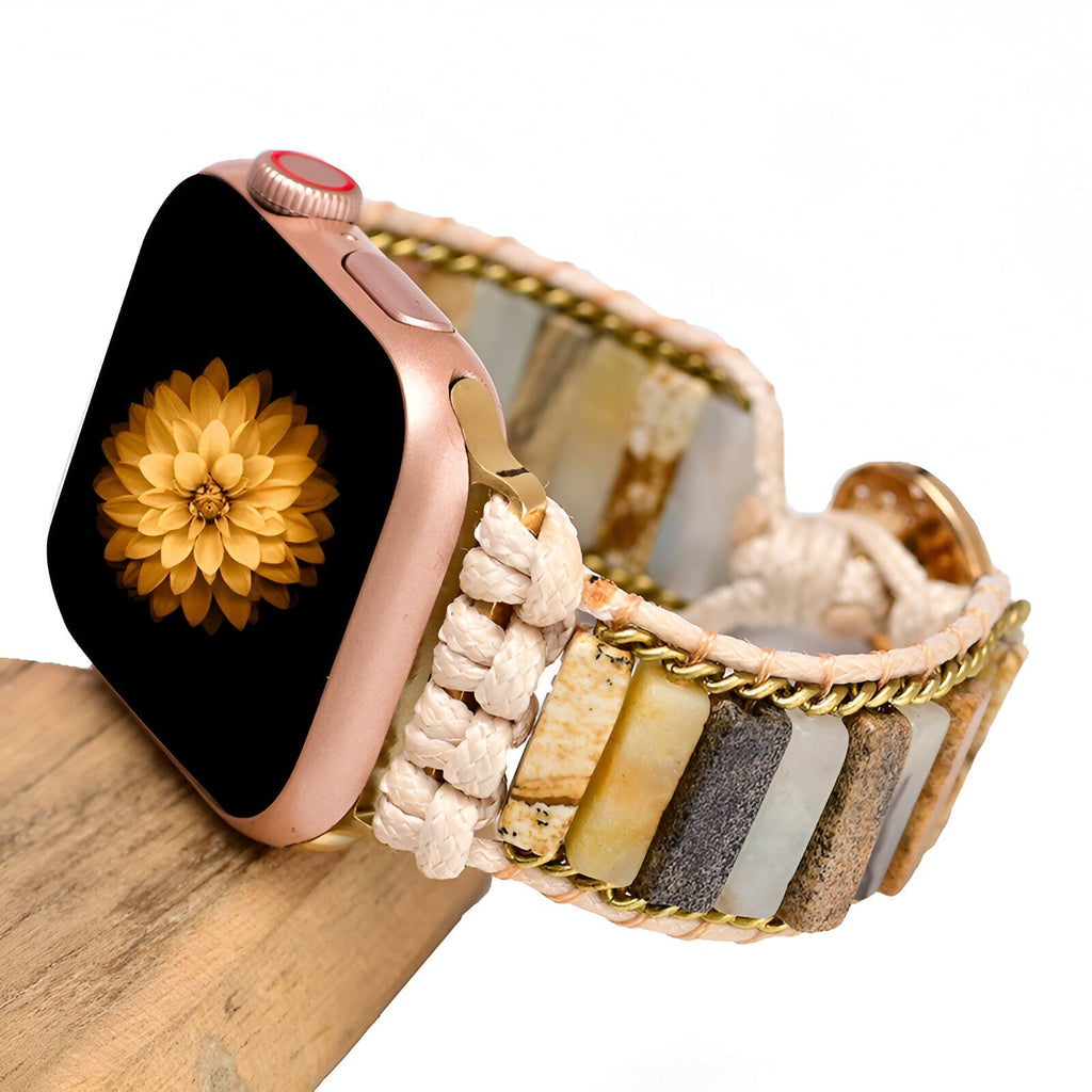 Bracelet Apple Watch femme en pierres naturelles multicolores avec tissage beige et chaîne dorée.