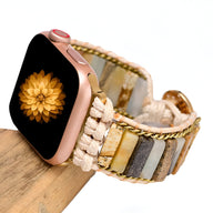 Bracelet Apple Watch femme en pierres naturelles multicolores avec tissage beige et chaîne dorée.