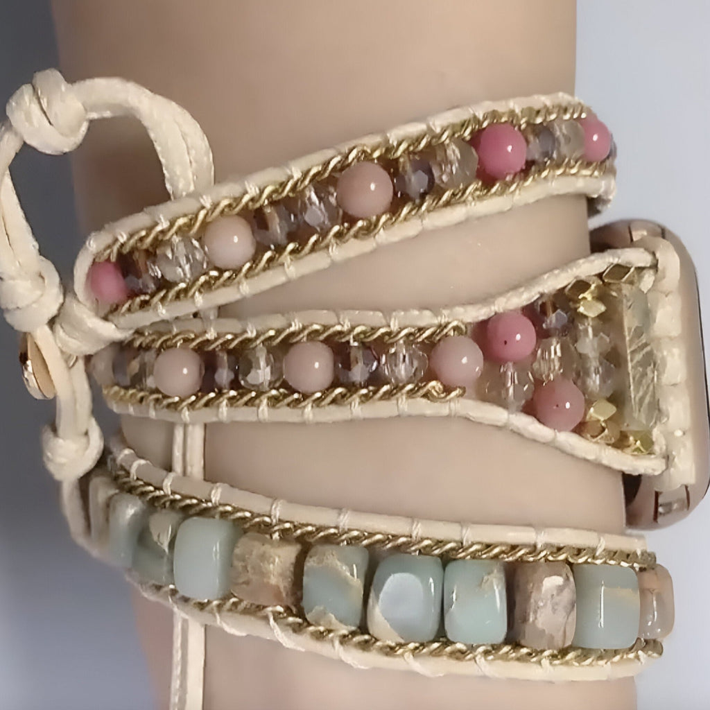 Bracelet Apple Watch femme en pierres naturelles multicolores avec tresse en cuir beige et chaîne dorée.