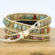 Bracelet Apple Watch en pierres naturelles multicolores avec fermoir cœur doré et cordon tressé beige.