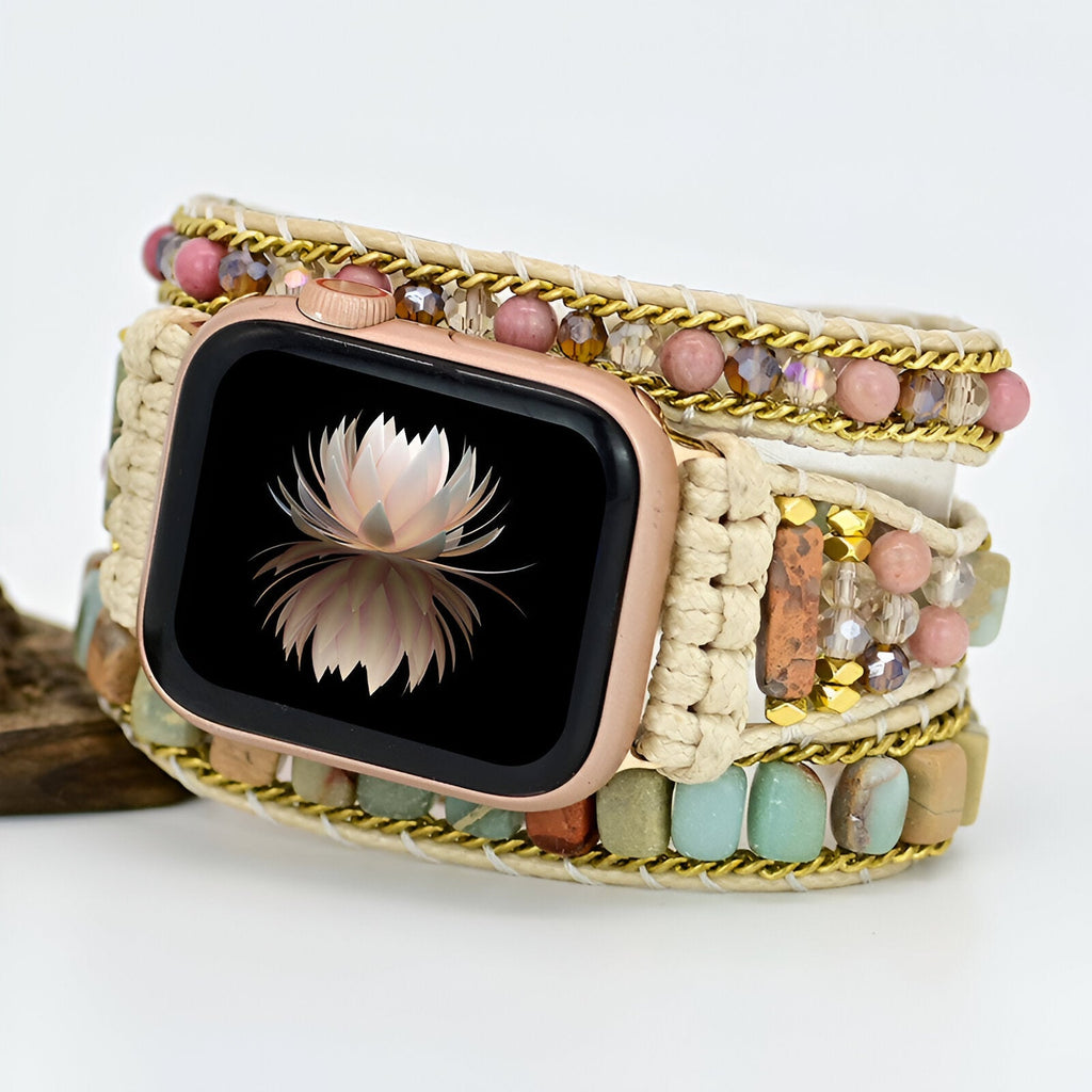 Bracelet Apple Watch femme modèle Sylas en pierres naturelles multicolores avec tresse beige et chaîne dorée.