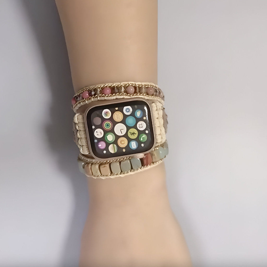 Bracelet Apple Watch beige en pierres naturelles multicolores avec lien tressé pour femme.