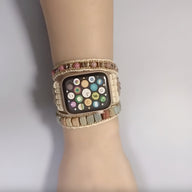 Bracelet Apple Watch beige en pierres naturelles multicolores avec lien tressé pour femme.