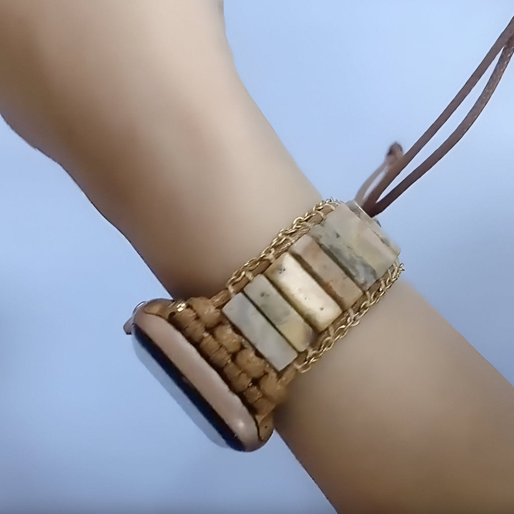 Bracelet Apple Watch femme en pierres d'agate beige rectangulaires et corde tressée marron clair.