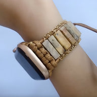 Bracelet Apple Watch pour femme en pierres d'agate beige et corde tressée marron clair avec chaîne dorée.