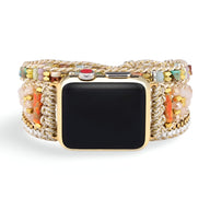 Bracelet Apple Watch femme multicolore en pierres de cristal, tressé or avec perles pastel.