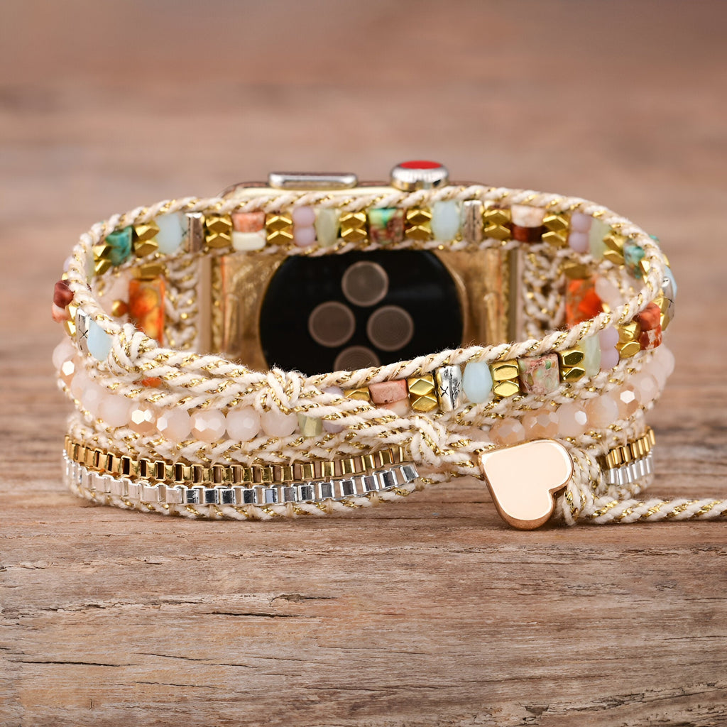 Bracelet Apple Watch multicolore en pierres de cristal, avec pampille cœur dorée, style double tour.