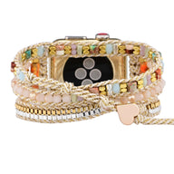 Bracelet Apple Watch femme en pierres de cristal multicolores avec chaîne dorée et breloque cœur.