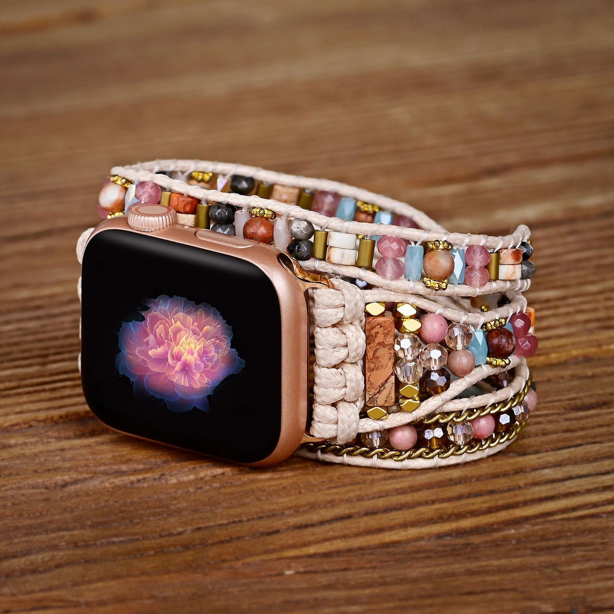 Bracelet Apple Watch femme modèle Aeron multicolore en pierres de cristal sur fond bois.