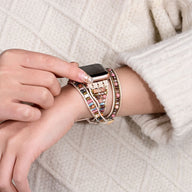Bracelet Apple Watch multicolore en pierres de cristal pour femme, style double tour élégant.
