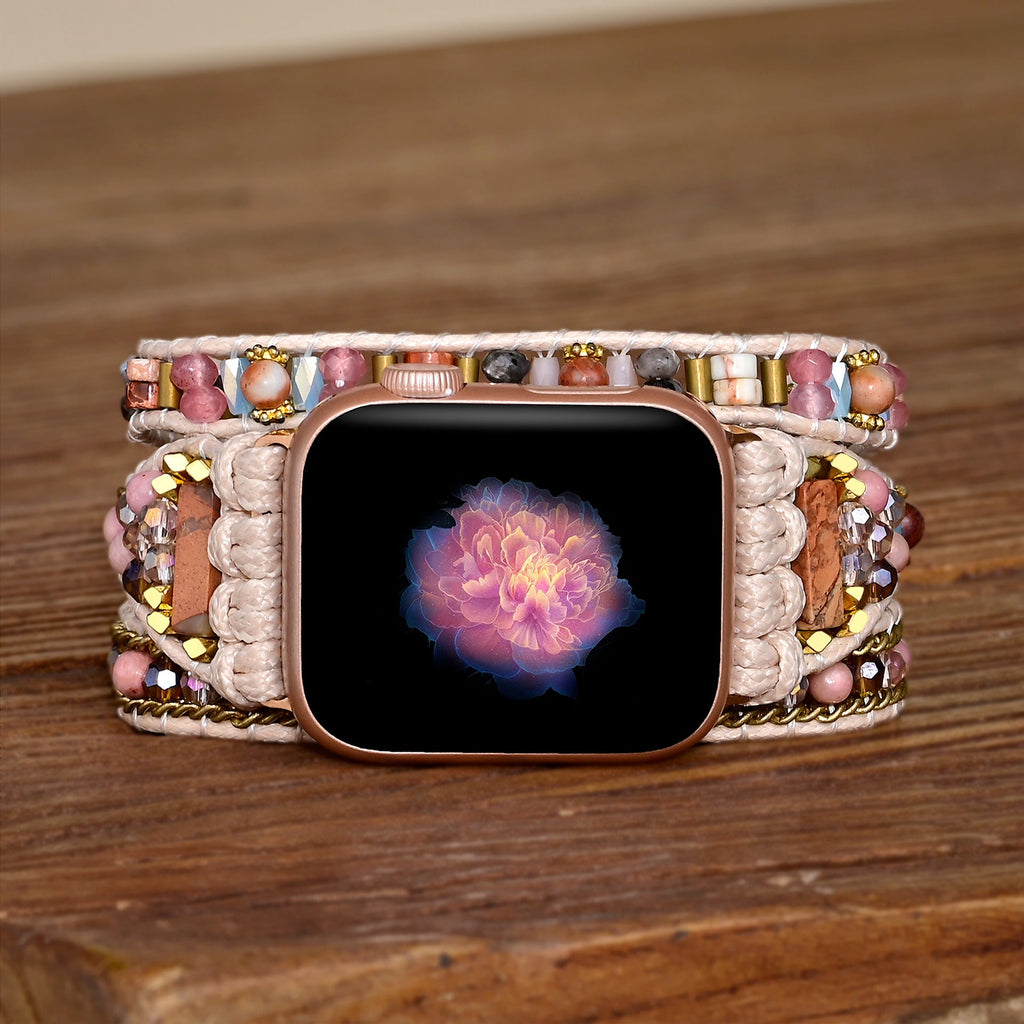 Bracelet pour Apple Watch femme en pierres de cristal multicolores tressées sur lien beige clair.
