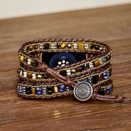 Bracelet Apple Watch Izar multicolore en pierres de cristal, design tressé, bouton rond gravé, cuir marron.