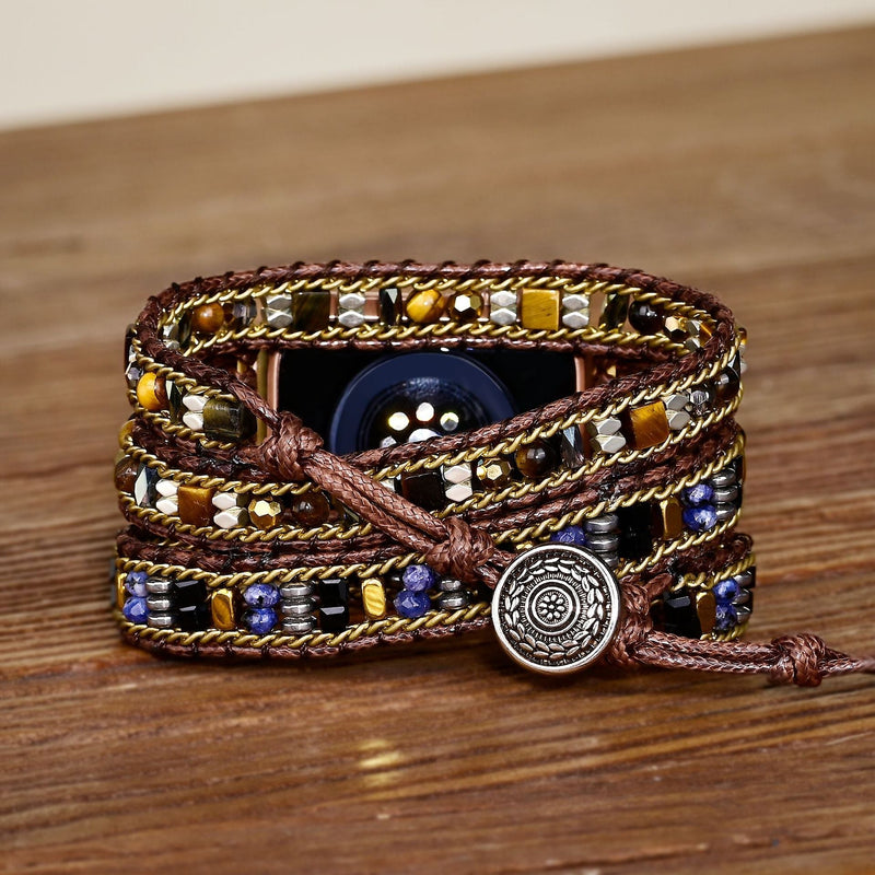 Bracelet Apple Watch Izar multicolore en pierres de cristal, design tressé, bouton rond gravé, cuir marron.