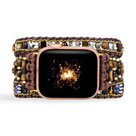 Bracelet Apple Watch Izar multicolore en pierres de cristal tressées sur cordon marron, style boho chic.