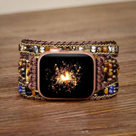 Bracelet Apple Watch multicolore en pierres de cristal avec tressage marron et or rose.