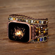 Bracelet Apple Watch Izar femme en pierres de cristal multicolores sur tresse marron fine répétée.
