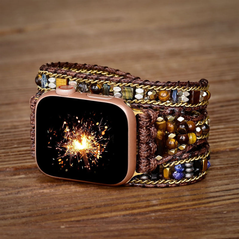 Bracelet Apple Watch Izar femme en pierres de cristal multicolores sur tresse marron fine répétée.
