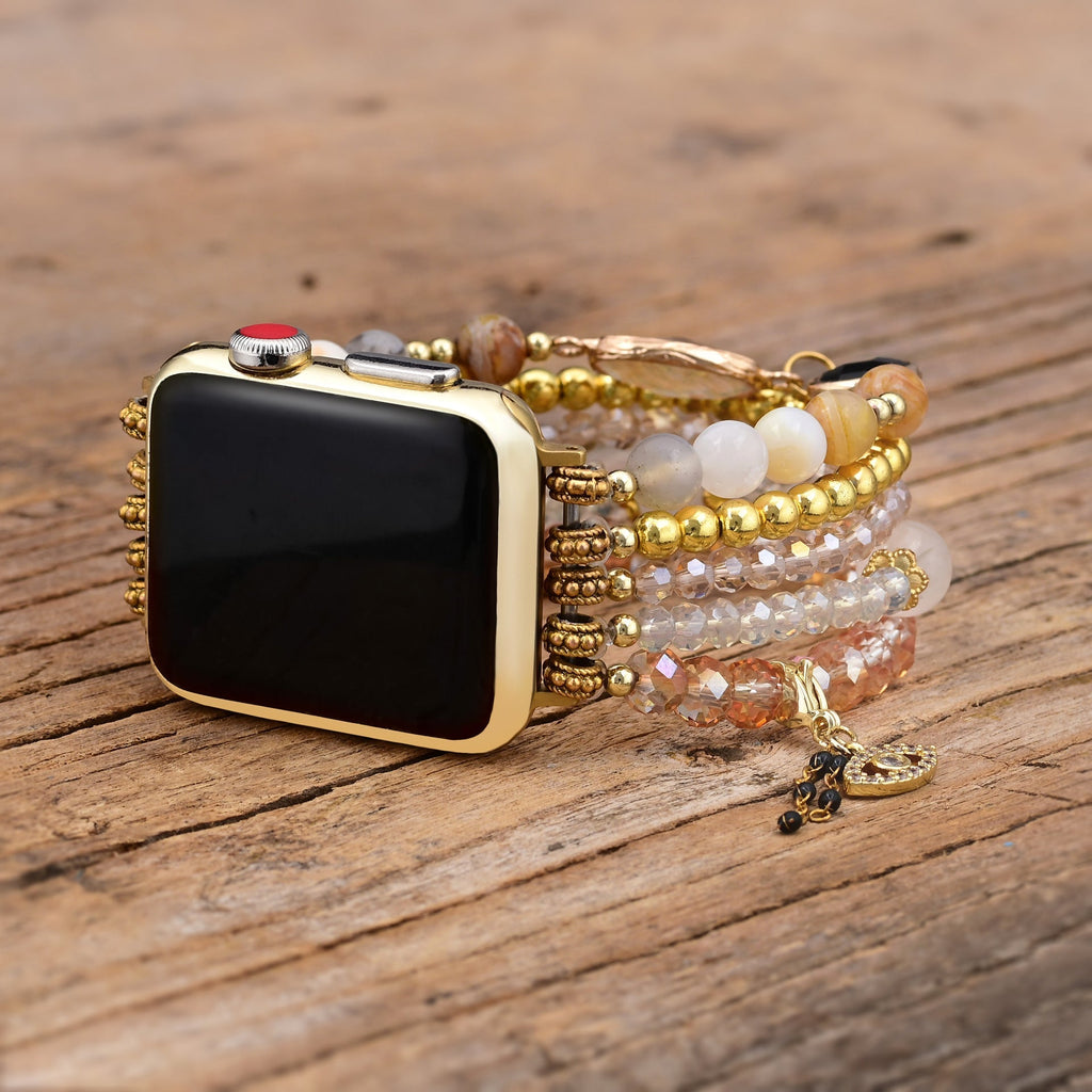 Bracelet Apple Watch multicolore en pierres de cristal avec perles dorées et charms, modèle Merine.