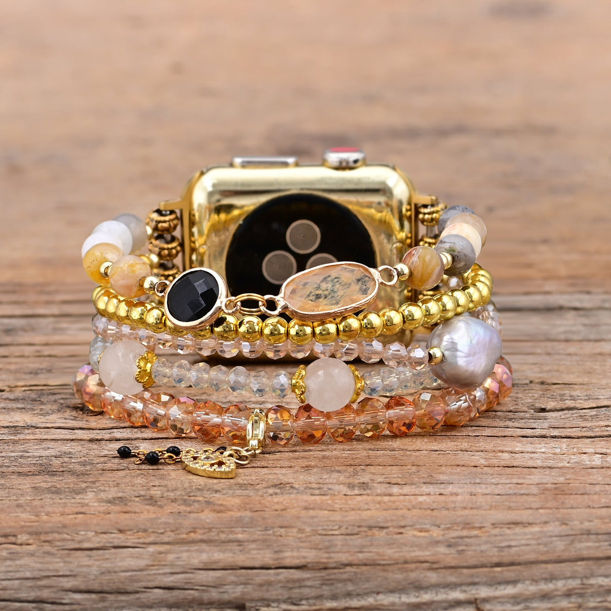 Bracelet Apple Watch multicolore en pierres de cristal et perles avec détails dorés, modèle Merine.