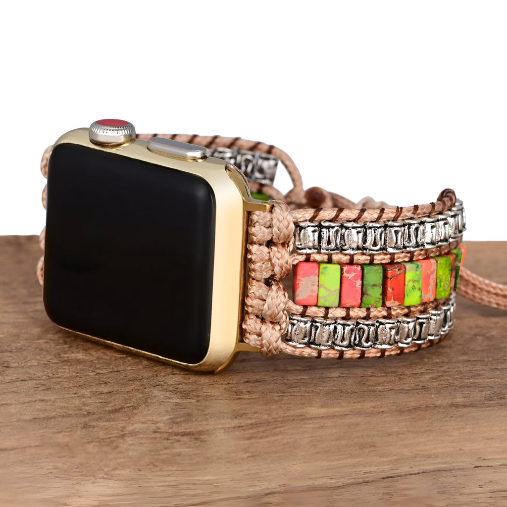 Bracelet Apple Watch en jaspe multicolore avec tissage beige et éléments métalliques argentés.