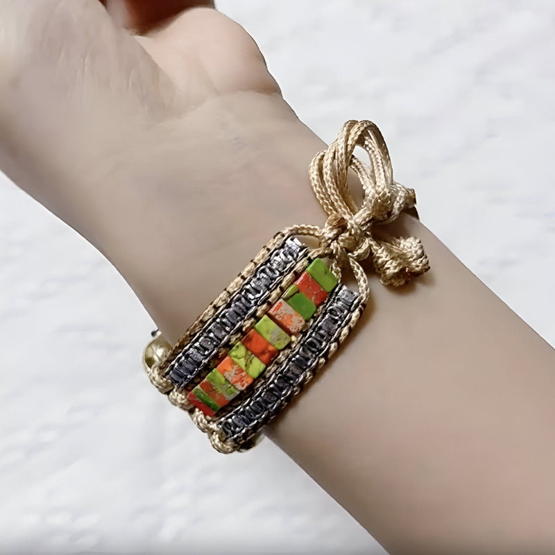 Bracelet Apple Watch multicolore en pierres de jaspe avec tressage doré et fermoir assorti.