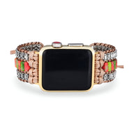 Bracelet Apple Watch multicolore en pierres de jaspe avec tissage rose et détails métalliques argentés.