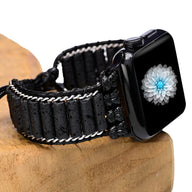 Bracelet Apple Watch en pierres volcaniques noires avec couture blanche, style tressé, pour femme.