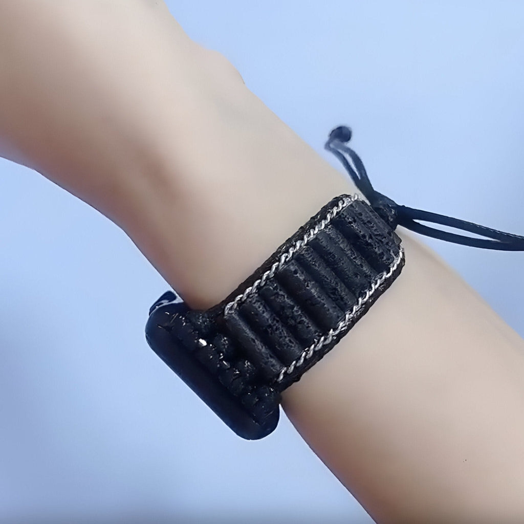 Bracelet Apple Watch noir en pierres volcaniques, style tressé avec cordon réglable.