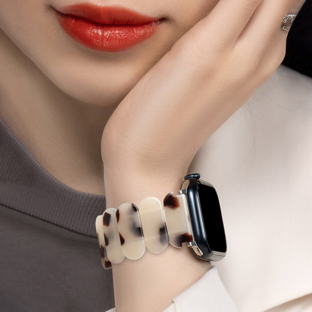 Bracelet Apple Watch en résine blanche tachetée, design élégant pour femme, modèle Ilya.