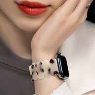 Bracelet Apple Watch en résine blanche tachetée, design élégant pour femme, modèle Ilya.