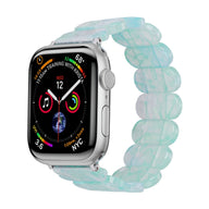 Bracelet Apple Watch en résine translucide bleu clair, maillons larges et souples, pour femme modèle Ilya.