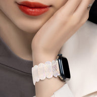 Bracelet Apple Watch femme en résine blanc tacheté, maillons ovales brillants, style élégant.