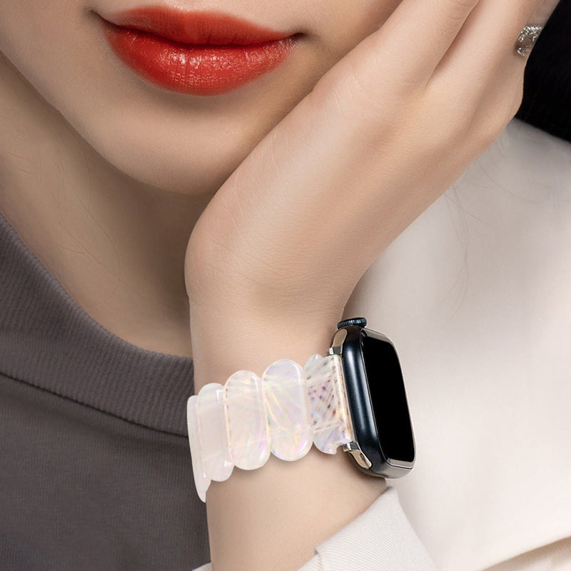 Bracelet Apple Watch femme en résine blanc tacheté, maillons ovales brillants, style élégant.